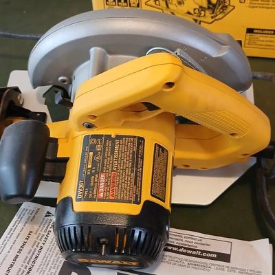 DeWalt DW367 7-1/4" Circular Saw with Box & Manual