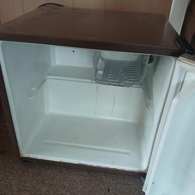 Vintage Sanyo SR-172X Mini Refrigerator – Woodgrain Finish