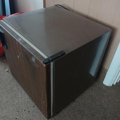 Vintage Sanyo SR-172X Mini Refrigerator – Woodgrain Finish