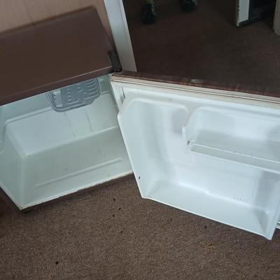 Vintage Sanyo SR-172X Mini Refrigerator – Woodgrain Finish