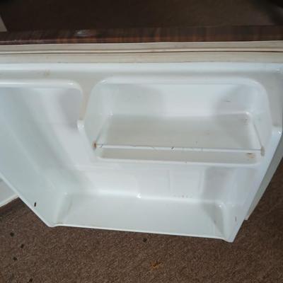 Vintage Sanyo SR-172X Mini Refrigerator – Woodgrain Finish