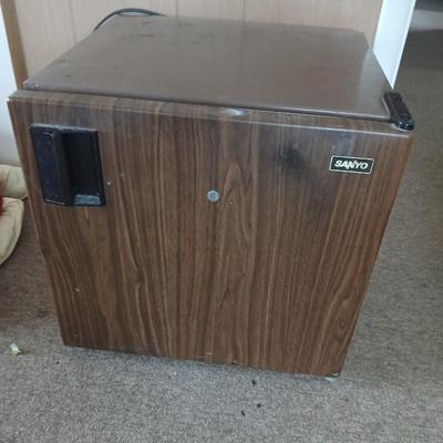 Vintage Sanyo SR-172X Mini Refrigerator – Woodgrain Finish