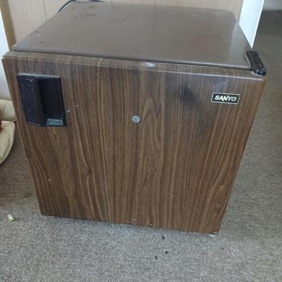Vintage Sanyo SR-172X Mini Refrigerator – Woodgrain Finish