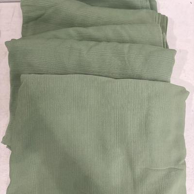5 green rectangular tablecloths