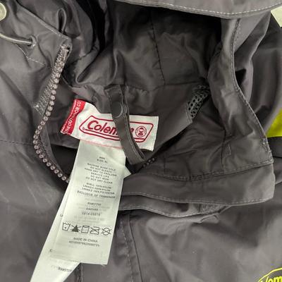 Two 2XL jackets & Starter men’s shoes size 13