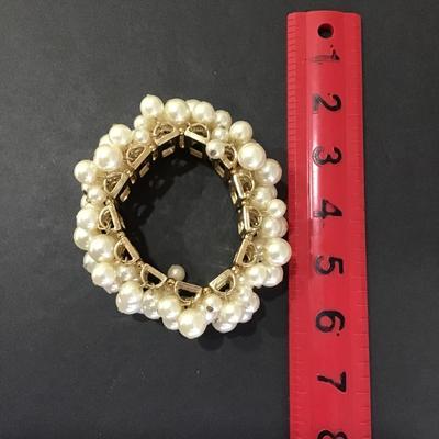 Very nice gold tone, stretchy shaker bracelet with faux pearls