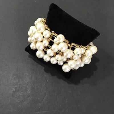 Very nice gold tone, stretchy shaker bracelet with faux pearls
