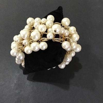 Very nice gold tone, stretchy shaker bracelet with faux pearls