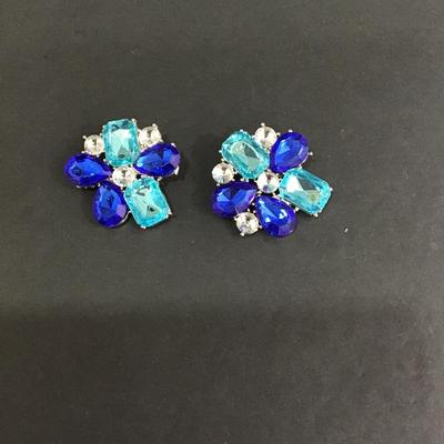 Very nice multicolored, silver toned shoe clips