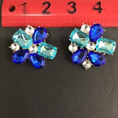 Very nice multicolored, silver toned shoe clips