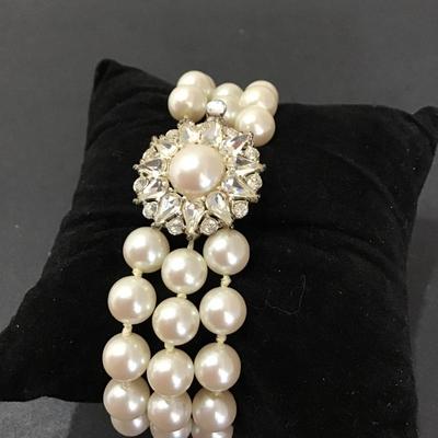 Very nice vintage trio strand, Faux pearl bracelet with rhinestone clasp