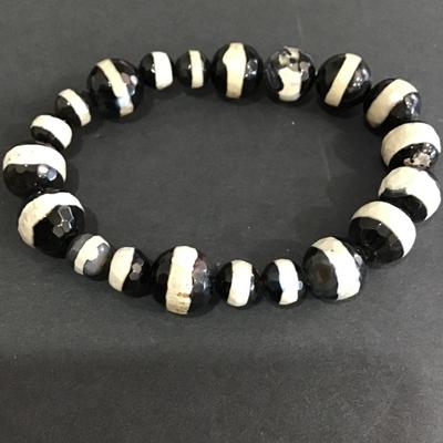 Very nice polish stone type stretchy bracelet