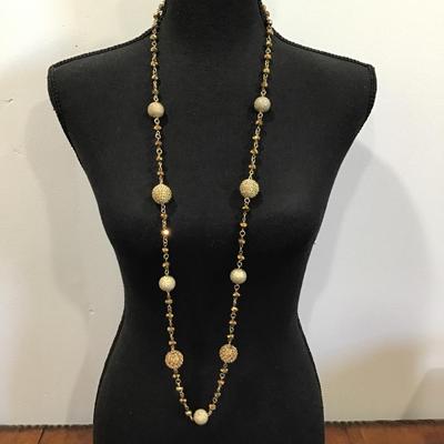 Very nice gold tone Glass beaded Alfani necklace
