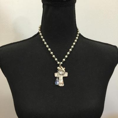 Very nice pretty faux pearl crystal and silver tone cross charm necklace