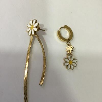 Cute Gold toned daisy dangle earrings