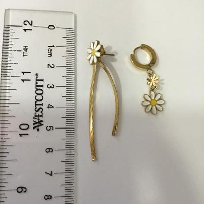 Cute Gold toned daisy dangle earrings