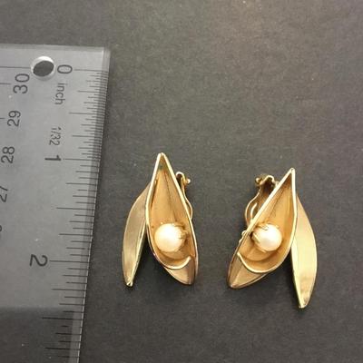 Vintage faux pearl clip on earrings