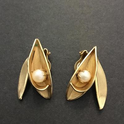Vintage faux pearl clip on earrings