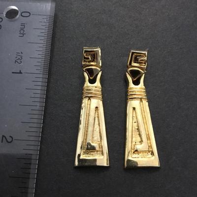 Cute gold tone dangle earrings