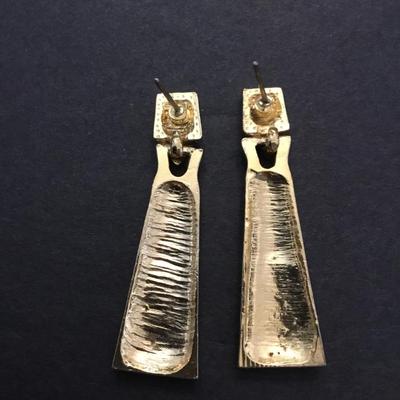 Cute gold tone dangle earrings