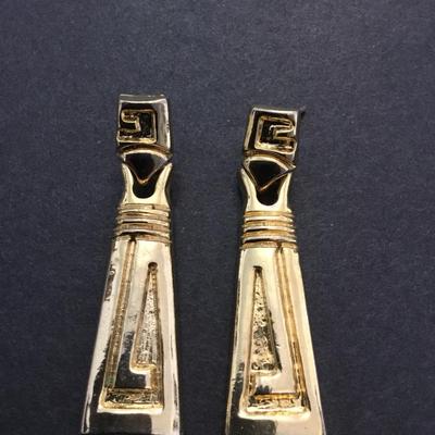 Cute gold tone dangle earrings