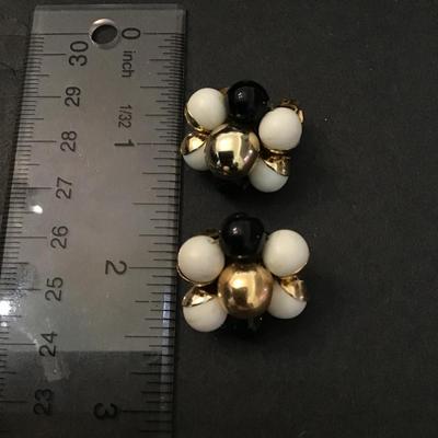 Vintage black & white flower clip on earrings