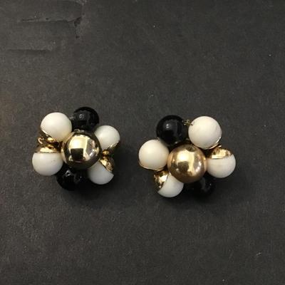 Vintage black & white flower clip on earrings