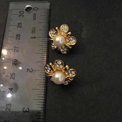 gold tone flower stud earrings