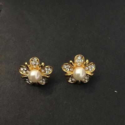 gold tone flower stud earrings