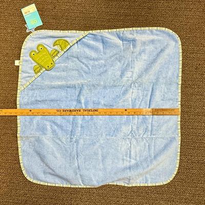 NWT Baby Infant Terry Towel with hoodie decorated with Alligator