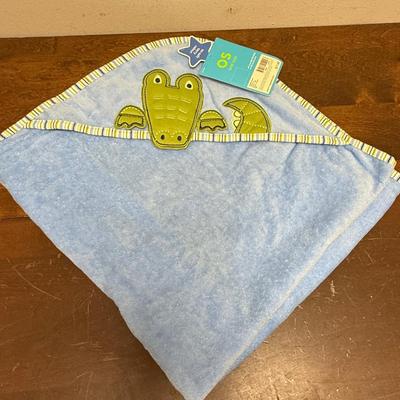 NWT Baby Infant Terry Towel with hoodie decorated with Alligator
