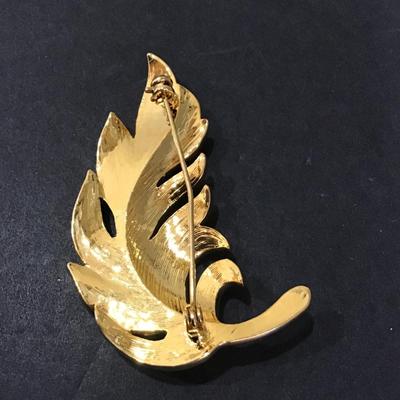 Very nice gold tone, leaf brooch with rhinestones