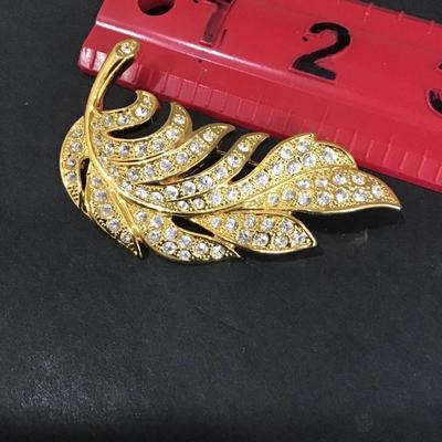 Very nice gold tone, leaf brooch with rhinestones