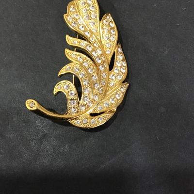 Very nice gold tone, leaf brooch with rhinestones