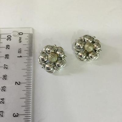 Cool vintage Silver chrome flower clip on earrings
