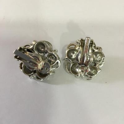 Cool vintage Silver chrome flower clip on earrings