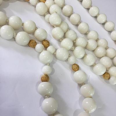 Vintage very nice white milk glass bead necklace with a gold toned accent is very nice necklace