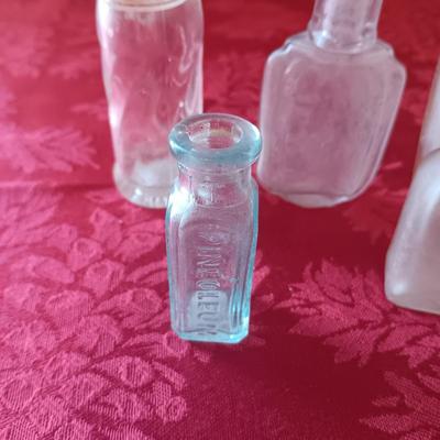 SMALL VINTAGE AND ANTIQUE BOTTLES
