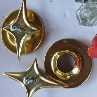 Lot of Vintage & Mixed Cabinet Hardware – Knobs, Pulls, some vintage glass! 54 of the brass ones