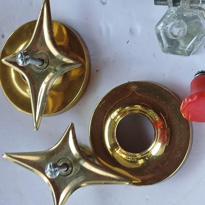 Lot of Vintage & Mixed Cabinet Hardware – Knobs, Pulls, some vintage glass! 54 of the brass ones