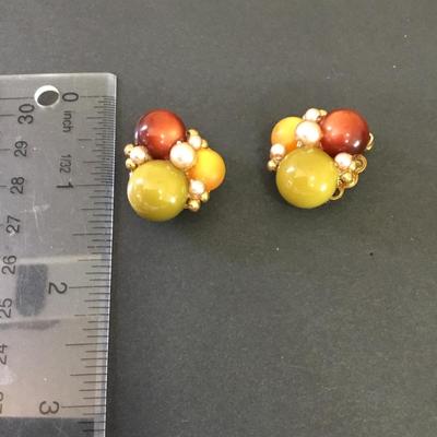 Vintage clip on earrings. Super cute.