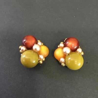 Vintage clip on earrings. Super cute.