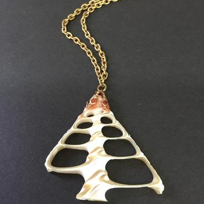 Cool vintage shell necklace