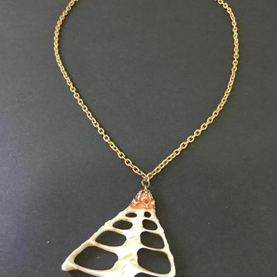 Cool vintage shell necklace
