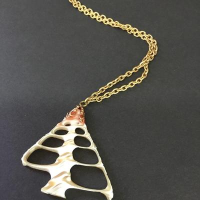 Cool vintage shell necklace