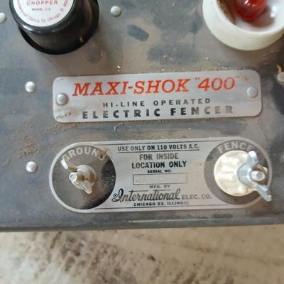 Maxi-Shok 400 Electric Fence Charger – Vintage 3-Prong Model with multi plug extension cord