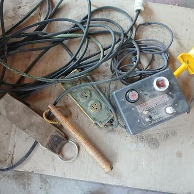 Maxi-Shok 400 Electric Fence Charger – Vintage 3-Prong Model with multi plug extension cord