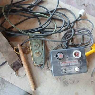 Maxi-Shok 400 Electric Fence Charger – Vintage 3-Prong Model with multi plug extension cord
