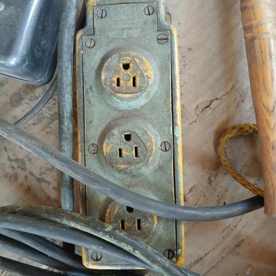 Maxi-Shok 400 Electric Fence Charger – Vintage 3-Prong Model with multi plug extension cord