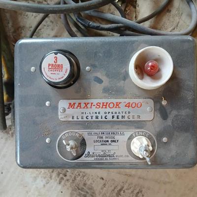 Maxi-Shok 400 Electric Fence Charger – Vintage 3-Prong Model with multi plug extension cord
